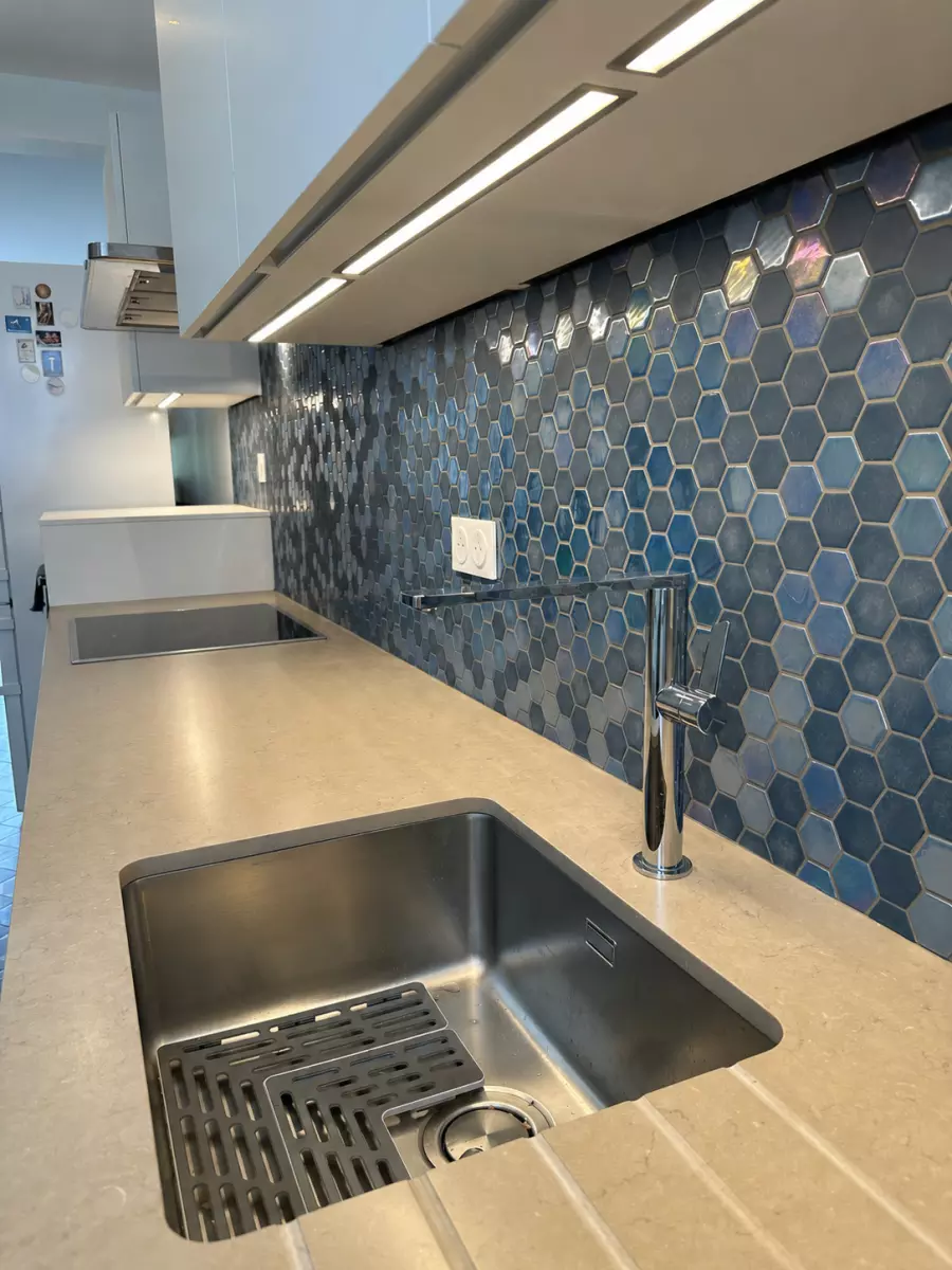 Crédence moderne et mosaïque hexagonale bleutée